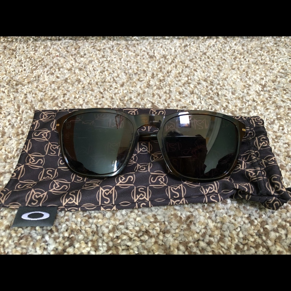 Oakley Enduro sunglasses. Barely used